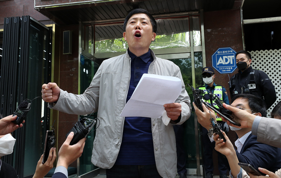 Park Sang-hak, head of Fighters for a Free North Korea, speaks to reporters outside his office Thursday after police raided it in response to the group's claims that it sent anti-Pyongyang leaflets over the inter-Korean border between April 25 and 29. [YONHAP]