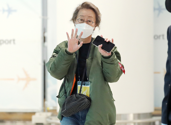 Actor Youn Yuh-jung at Incheon International Airport on Saturday. [NEWS1]