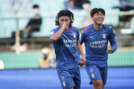Ko Seung-beom, left, of the Suwon Samsung Bluewings celebrates after opening the scoring in a match against the Jeonbuk Hyundai Motors at the Jeonju World Cup Stadium on Sunday. [ILGAN SPORTS]