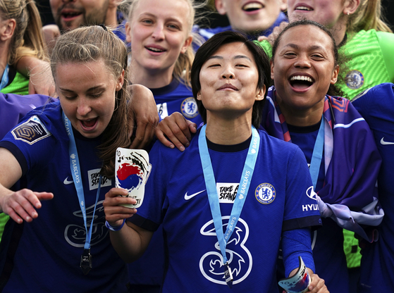 Chelsea's Ji So-yun celebrates with the FA Women's Super League trophy at Kingsmeadow in London on Sunday. [AP/YONHAP]