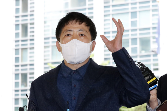 North Korean defector and vocal activist Park Sang-hak speaks to reporters as he arrives at the Seoul Metropolitan Police Agency's headquarters in Jongno District, central Seoul, on Monday. [NEWS1]