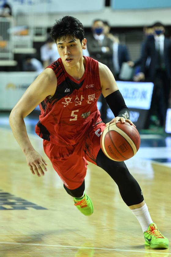 Byeon Joon-hyeong of Anyang KGC dribbles the ball in the second game of the KBL championship series at Jeonju Gymnasium in Jeonju on Wednedsday. [KBL] 