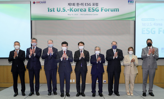 Participants to the 1st U.S.-Korea ESG Forum, including Stephen Dunbar-Johnson, international president of The New York Times Company, second from left, James Kim, chairman and CEO of American Chamber of Commerce in Korea, fourth from left, and the Federation of Korean Industries (FKI) Vice Chairman Kwon Tae-shin, sixth from left, pose for a photo at the FKI conference center in Yeouido, western Seoul, on Thursday. [YONHAP]