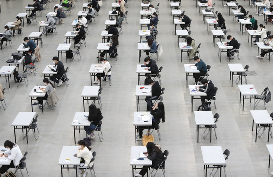Those applying for jobs at the Daegu Metropolitan Transit Corporation taking an exam at a convention center in Daegu while social dsitancing on May 2. Number of jobs in April saw the biggest increase in six years. [YONHAP]