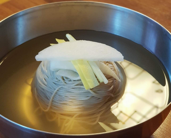 Gogiri Makguksu's mul maguksu, buckwheat noodles in cold broth [GOGIRI MAKGUKSU]