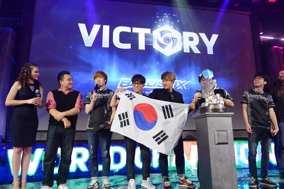 Kim ″sCsC″ Seung-chul (third from left) gives an interview on stage minutes after winning the 2016 Heroes of the Storm Fall Global Championship, held at the Anaheim Convention Center as a part of BlizzCon. [BLIZZARD ENTERTAINMENT]