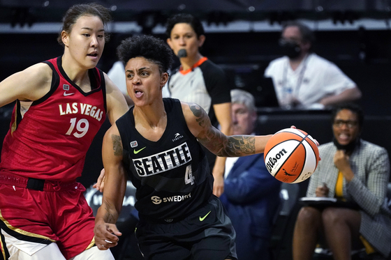 Seattle Storm's Candice Dupree drives past Las Vegas Aces' Park Ji-su in the second half of a WNBA basketball game on Saturday at the Angel of the Winds Arena in Washington. [AP]
