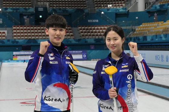 Moon Si-woo, left and Kim Ji-yoon won the mixed doubles curling national team qualification tournament and will compete at the world championship in Aberdeen, Scotland starting Monday. [YONHAP]