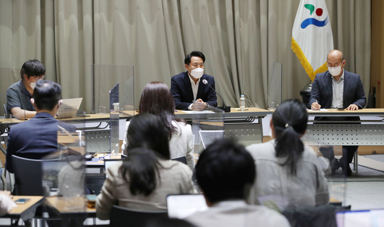Seoul Mayor Oh Se-hoon speaks with the press at City Hall on Monday to mark his first month in office and to address recent issues of the city and policies to come. [YONHAP]