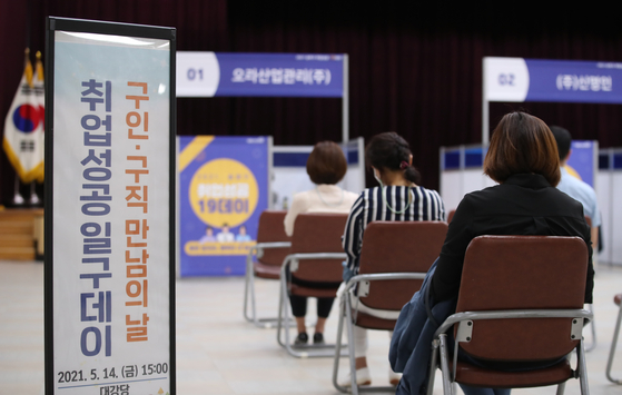 Applicants wait for job interviews during a job fair held at Songpa District office in Jamsil, Seoul, on May 14. [YONHAP]