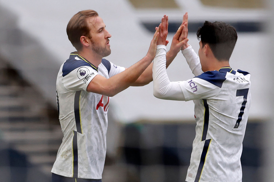 Tottenham Hotspur striker Harry Kane (left) celebrates with Son Heung-min after scoring the opening goal against Wolverhampton Wanderers at Tottenham Hotspur Stadium in London on Sunday. [AFP/YONHAP
