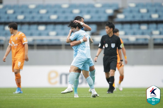 Daegu FC midfielder Jeong Seung-won, front, celebrates with teammate Cesinha after scoring Daegu's second goal against Jeju United at Jeju World Cup Stadium on Sunday. [YONHAP]