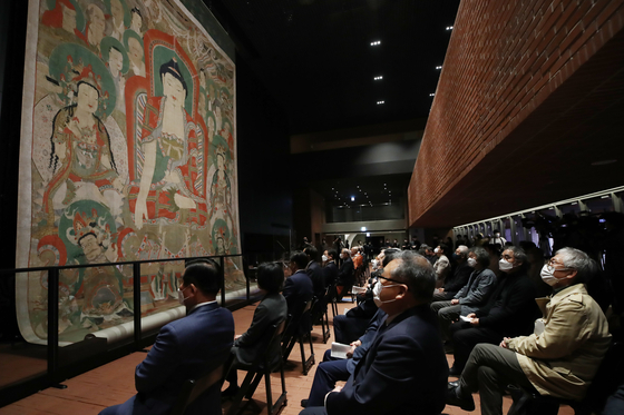 The scroll painting of ″Vulture Peak Assembly,” Korea’s National Treasure No. 301, is being exhibited at the Seosomun Shrine History Museum in central Seoul. [SEOSOMUN SHRINE HISTORY MUSEUM]