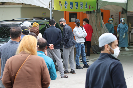 Foreign workers line up to get tested for Covid-19 at a health center in Seo District, Daegu on Tuesday. Since Ramadan, a number of Covid-19 cases broke out at a mosque and a prayer room in Daegu, and the city closed some Islamic facilities while conducting Covid-19 testing on Muslims. [NEWS1]
