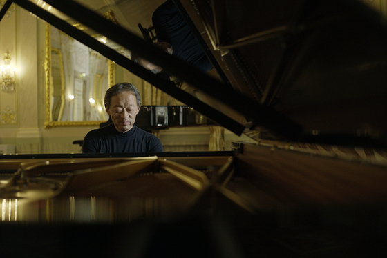Maestro Chung Myung-whun will come down from the podium and sit before the piano to hold a piano recital for the first time in seven years at the Seoul Arts Center, southern Seoul. [UNIVERSAL]