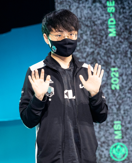 DWG KIA mid laner Heo ″ShowMaker″ Su, who so far has been the best-performing player at the 2021 Mid-Season Invitational, waves for the cameras. [RIOT GAMES]