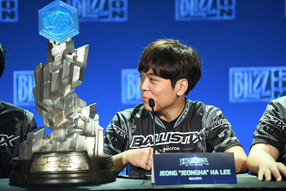Jeong Hi, then known as Jeongha, preparing for the post-finals press conference following his team's victory in the 2016 Heroes of the Storm Fall Global Finals. [BLIZZARD ENTERTAINMENT]