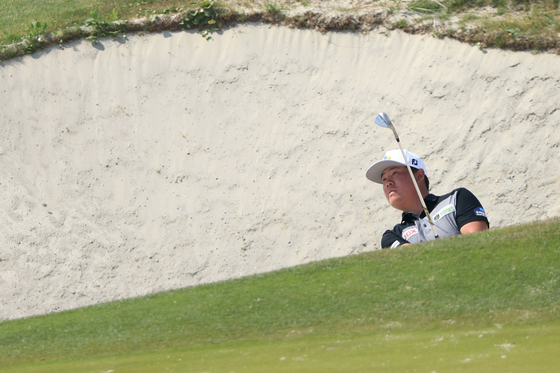 Im Sung-jae plays from a bunker during a practice round prior to the 2021 PGA Championship at Kiawah Island Resort's Ocean Course in South Carolina on Tuesday. [AFP/YONHAP]