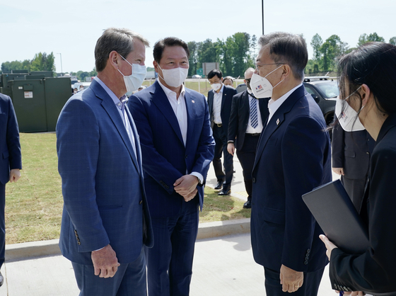 President Moon Jae-in, right, talks with Georgia Gov. Brian Kemp, left, and SK Group Chairman Chey Tae-won, center, during President Moon's visit to the EV battery plant in Georgia on Saturday. [YONHAP] 