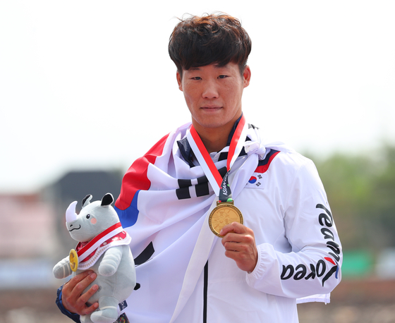 Cho Kwang-hee defended his kayak single 200-meter Asiad title at the Jakarta Palembang 2018 Asian Games. [YONHAP]