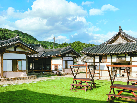 The left building of Hwasuheon was heavily repaired, but the right building retains most of its original form. [REPLACE]
