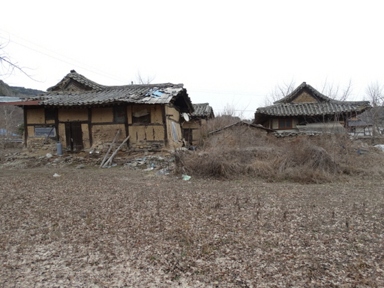 Hwasuheon before renovation, neglected for two decades. [MUNGYEONG CITY]