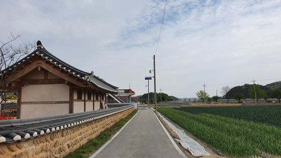 Hwasuheon is surrounded by old houses and onion fields. The village is one of the most rural areas of Mungyeong. [MUNGYEONG CITY]