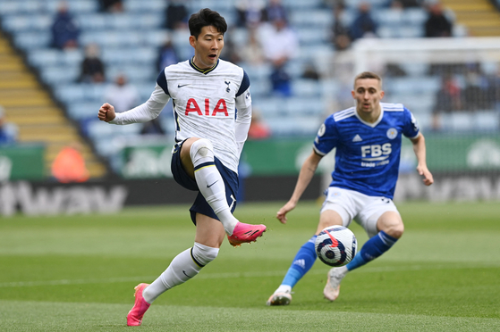 Tottenham Hotspur's Son Heung-Min plays the ball during the Premier League match against Leicester City at King Power Stadium in Leicester, England on Sunday. [AFP/YONHAP]