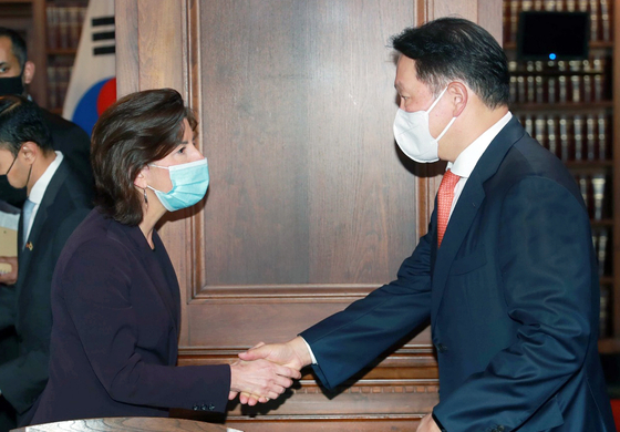 SK Group Chairman and KCCI Chairman Chey Tae-won is greeted by U.S. Commerce Secretary Gina Raimondo during a meeting in Washington on Friday. [KOREA CHAMBER OF COMMERCE AND INDUSTRY]
