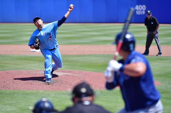 Ryu Hyun-jin of the Toronto Blue Jays delivers a pitch to Choi Ji-man of the Tampa Bay Rays in the sixth inning at TD Ballpark in Dunedin, Florida, on Sunday. [GETTY IMAGES]