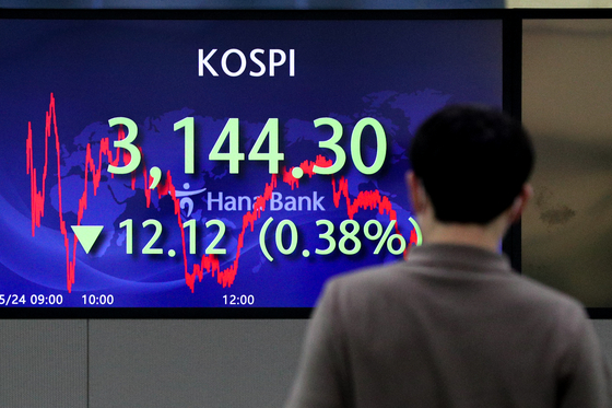 A screen in Hana Bank's trading room in central Seoul shows the Kospi closing at 3,144.30 points on Monday, down 12.12 points, or 0.38 percent, from the previous trading day. [NEWS1]