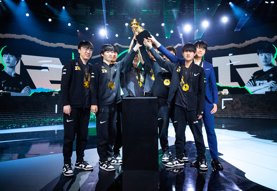 Members of Royal Never Give Up lift up the 2021 MSI trophy. [RIOT GAMES]