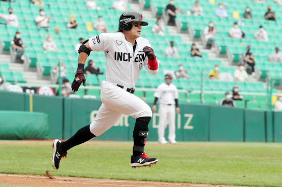 Choo Shin-soo of the SSG Landers runs to first after hitting an RBI single in the first inning against the LG Twins at Incheon SSG Landers Field on Sunday. [NEWS1]