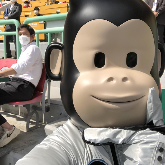 JRilla, a Shinsegae Food's gorilla character, with Chung Yong-jin, Shinsegae Group’s Vice Chairman. [YONHAP] 