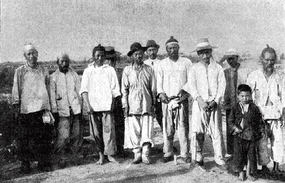Korean workers on the railroad construction somewhere on the Russian-Manchurian border. [HUNGARIAN EMBASSY]