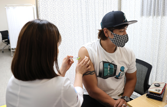 SSG Landers slugger Choo Shin-soo receives a second Covid-19 vaccine dose at the Central Vaccination Center in central Seoul on Monday. The KBO canceled all Tuesday games to allow players shortlisted for the Korean national Olympic team to rest after receiving the second vaccine. Games will continue as scheduled on Wednesday. [NEWS1]