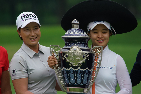 Kim Sei-young, right, holds her trophy wearing the Mexican sombrero next to golf star Pak Se-ri at the Lorena Ochoa Invitational on May 7, 2017, in Mexico City, Mexico. [JOONGANG ILBO]