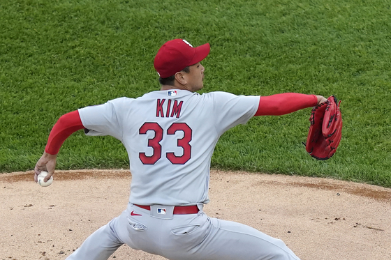 St. Louis Cardinals starting pitcher Kim Kwang-hyun delivers during the first inning of an interleague baseball game against the Chicago White Sox in Chicago on Sunday. [AP/YONHAP]