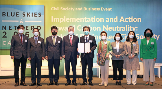 Ban Ki-moon, president of the Global Green Growth Institute (GGGI), fourth from left; Lee Tong-q, director-general of the climate, energy, environmental and scientific affairs bureau of the Ministry of Foreign Affairs, fifth from left; Yoo Young-sook, chair of Climate Change Center, sixth from left; and other participants of the forum on implementation and action toward carbon neutrality and the role of businesses, civil society and local governments hosted by the GGGI and Climate Change Center at the Westin Josun Seoul on Wednesday. [PARK SANG-MOON]