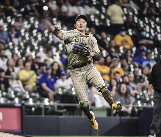 San Diego Padres third baseman Kim Ha-seong throws out Milwaukee Brewers left fielder Christian Yelich during the sixth inning at American Family Field in Milwaukee, Wisconsin on Tuesday. [USA TODAY/YONHAP]