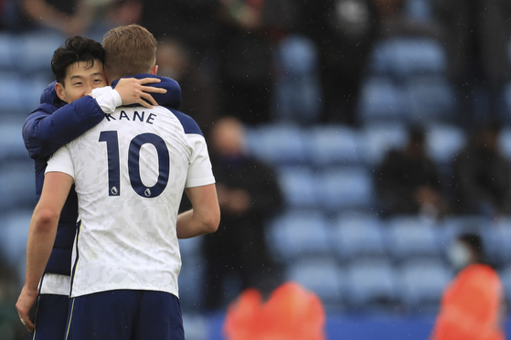 Tottenham's Harry Kane, front, hugs Son Heung-min at the end of the Premier League match between Leicester City and Tottenham Hotspur at King Power Stadium in Leicester, England, on Sunday. [AP/YONHAP]
