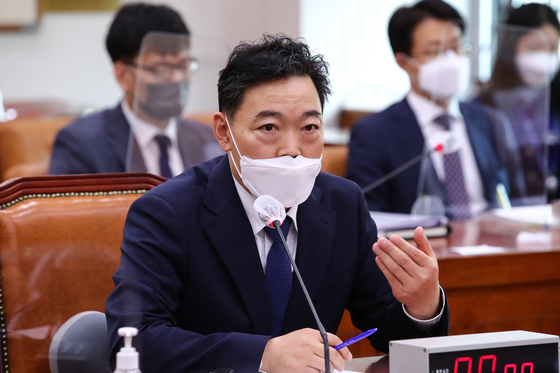 Prosecutor general nominee Kim Oh-soo answers a lawmaker's question at the National Assembly's confirmation hearing on Wednesday. [YONHAP]