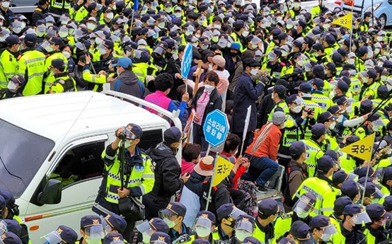 Police troops stop protesters who try to block military vehicles from entering the U.S. Forces Korea's Terminal High Altitude Area Defense (Thaad) base in Seongju, North Gyeongsang. [NEWS1]