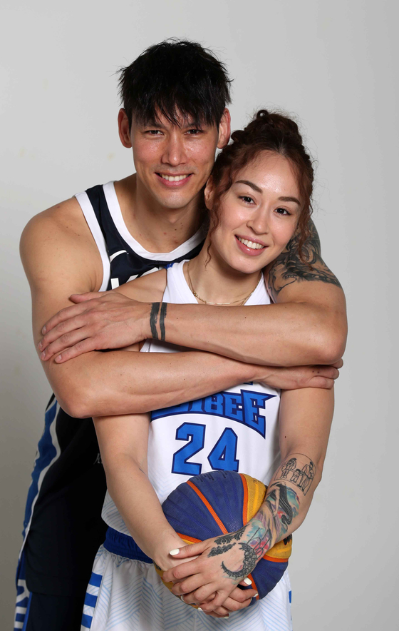 Newlywed basketball stars Lee Seung-jun and Kim Sonia pose for a picture on April 1, 2020. [JOONGANG ILBO]