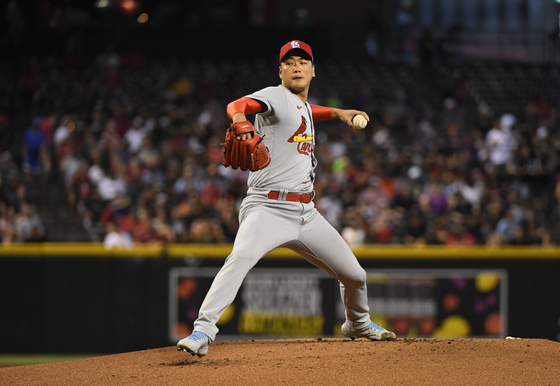 Kim Kwang-hyun of the St. Louis Cardinals delivers a first inning pitch against the Arizona Diamondbacks at Chase Field in Phoenix, Arizona on Sunday. [AFP/YONHAP]