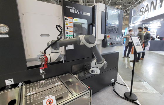 Semiconductor manufacturing robots displayed during an exhibition held in Busan on May 26. Semiconductor production grew 30 percent year-on-year in April. [YONHAP]