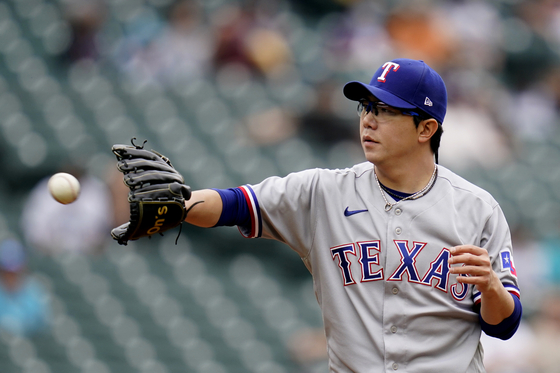 Texas Rangers pitcher Yang Hyeon-jong reaches for a ball against the Seattle Mariners in the first inning of a baseball game in Seattle on Sunday. [AP/YONHAP]