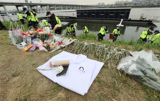 Police search for evidence on May 10 in the death of medical student Sohn Jeong-min, whose body was found floating next to a water taxi boarding platform by the Banpo Bridge. [NEWS1]