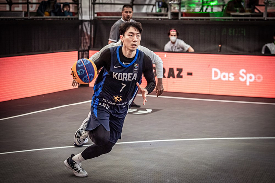 Park Min-su takes the ball in a game against the United States at the 2021 International Basketball Federation (FIBA) 3x3 Olympic Qualifying Tournament in Graze, Austria. [FIBA]
