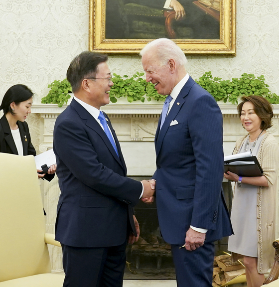 President Moon Jae-in, left, with U.S. President Joe Biden, during their meeting in the Oval Offi ce of the White House in Washington D.C. on Friday. [YONHAP]